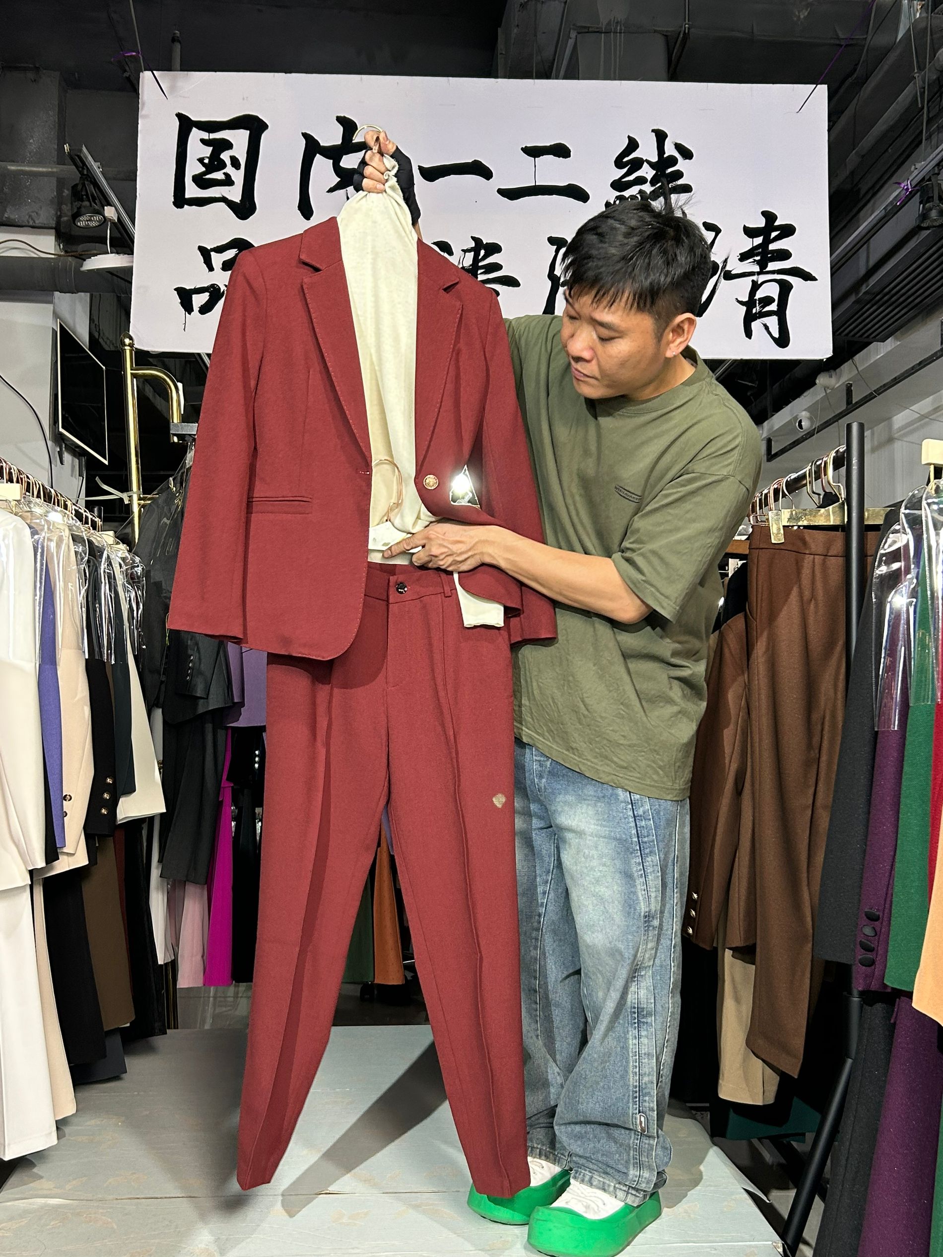 168套装深圳高品重工 收腰气质时尚