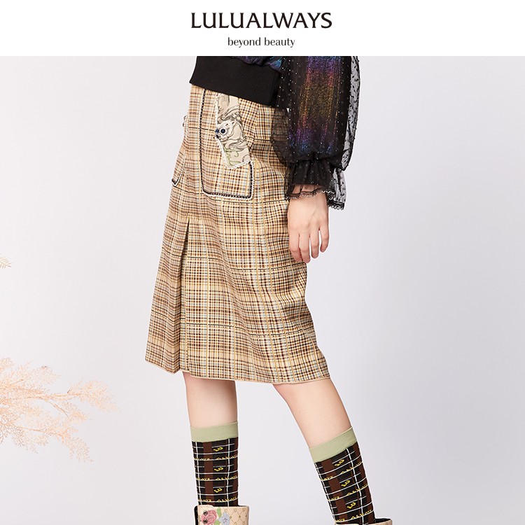 LULUALWAYS 秋季 卡其色格子中长款开叉女装半身裙 LMC4017