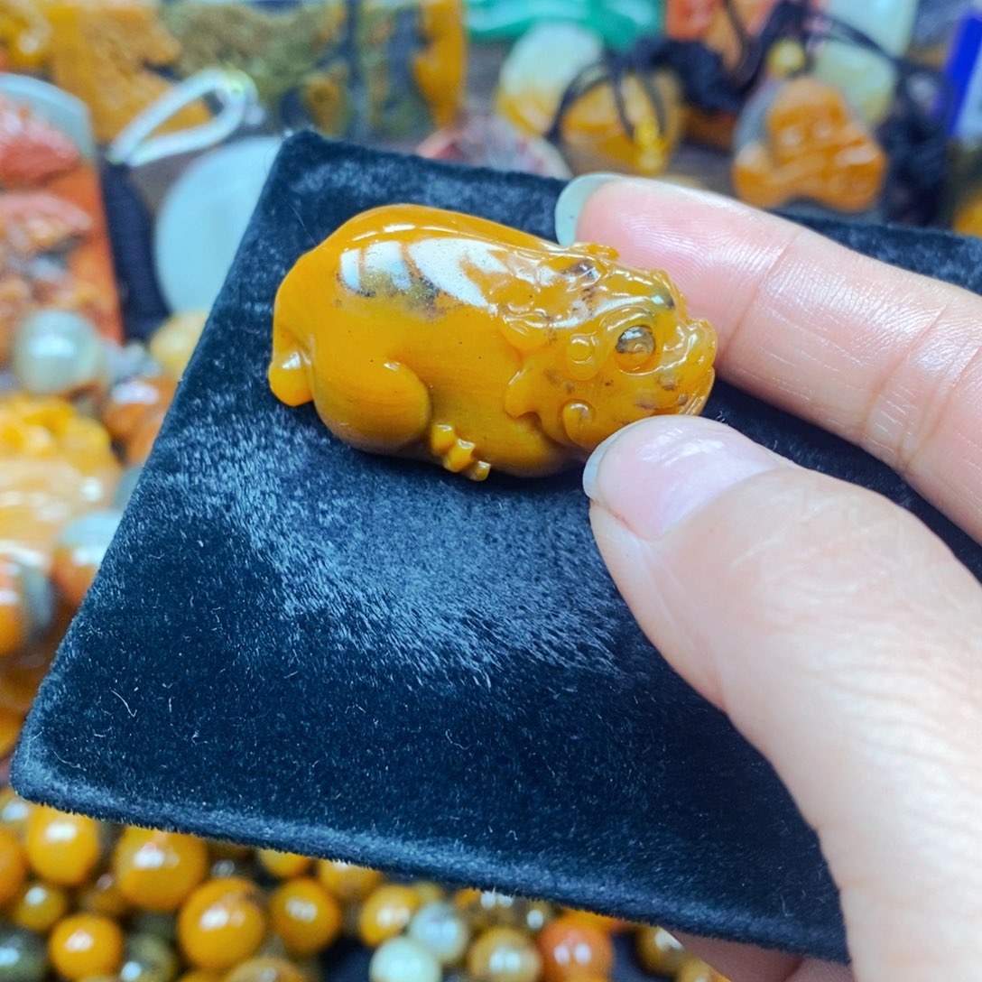 未镶嵌石英质玉（黄龙玉）颈饰
