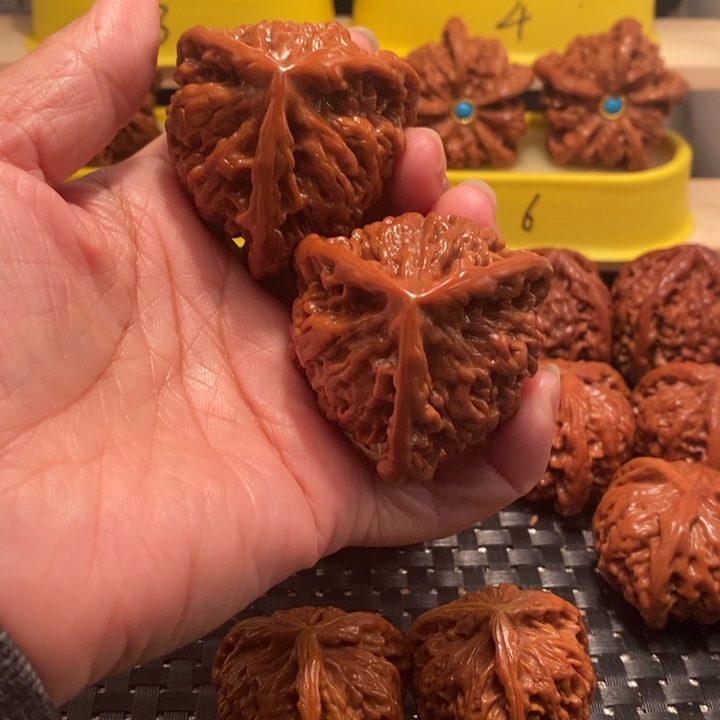 谢***腿桃核吊坠官帽正奔……