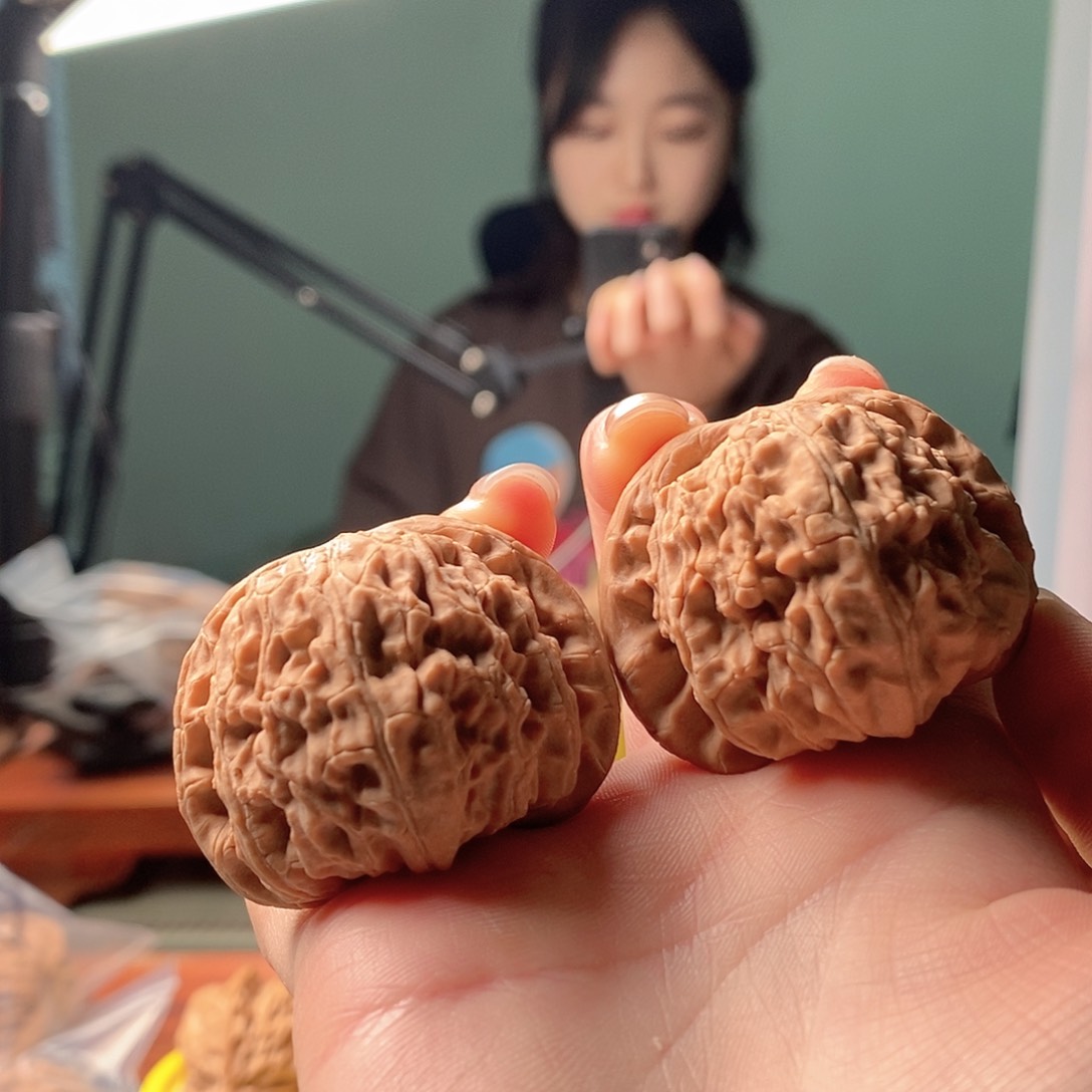 文玩核桃吊坠快****天白狮子