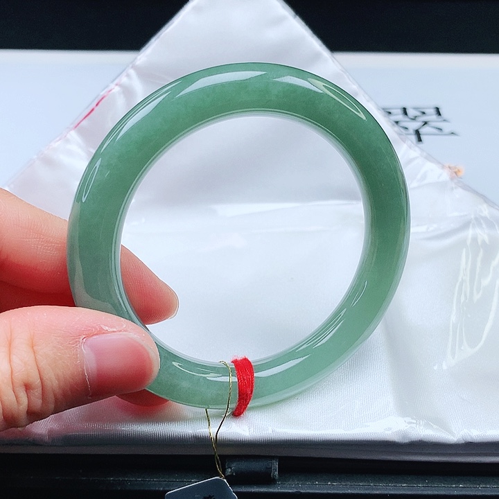 翡翠手镯未镶嵌55圈口