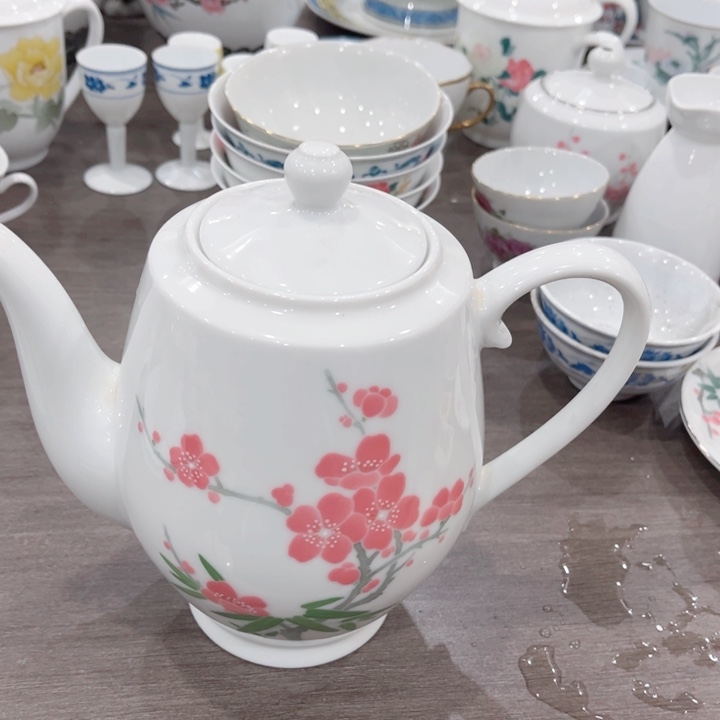 壶釉下五彩的瓷器和瓷器