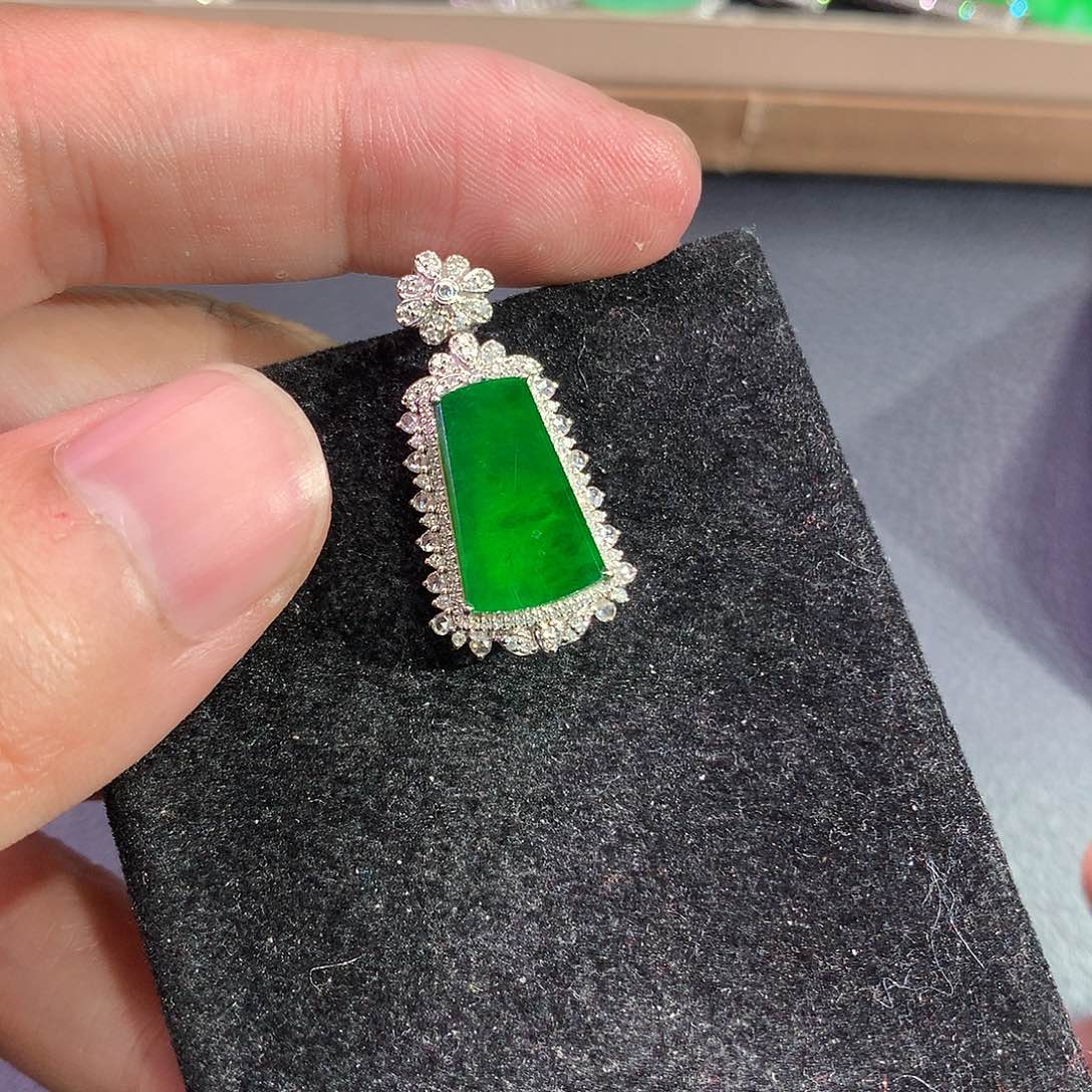 翡翠吊坠(赠链)18K金镶嵌