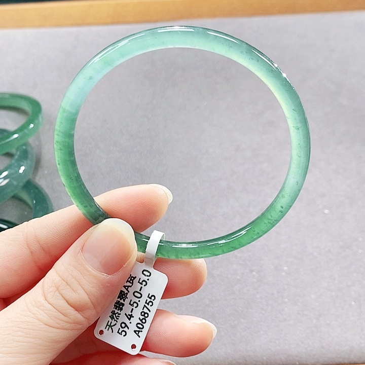 翡翠未镶嵌手镯（圆镯）