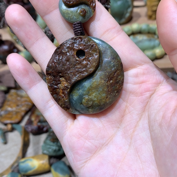 未镶嵌岫岩河磨玉（透闪石质玉）挂件