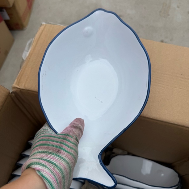 外贸尾单高温陶瓷手绘蓝边鱼形深盘27厘米微瑕