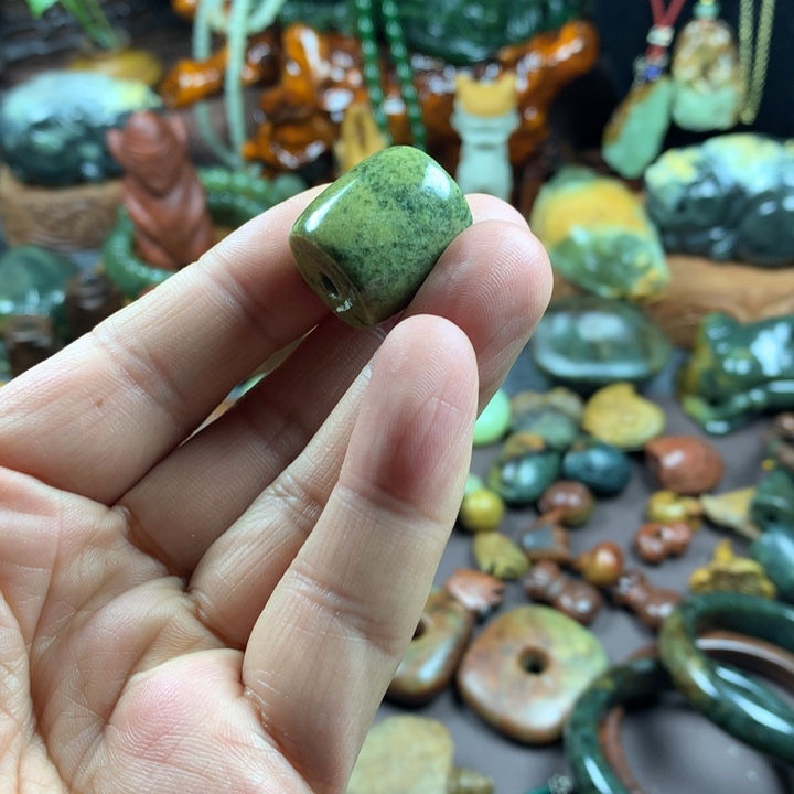 透闪石质玉吊坠未镶嵌一***@