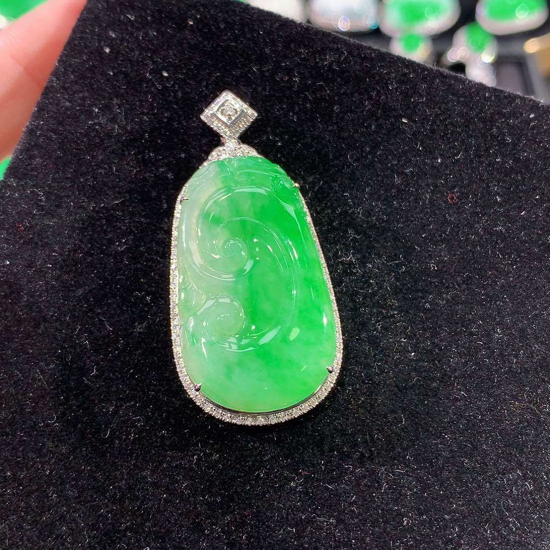 翡翠18K金镶嵌颈饰