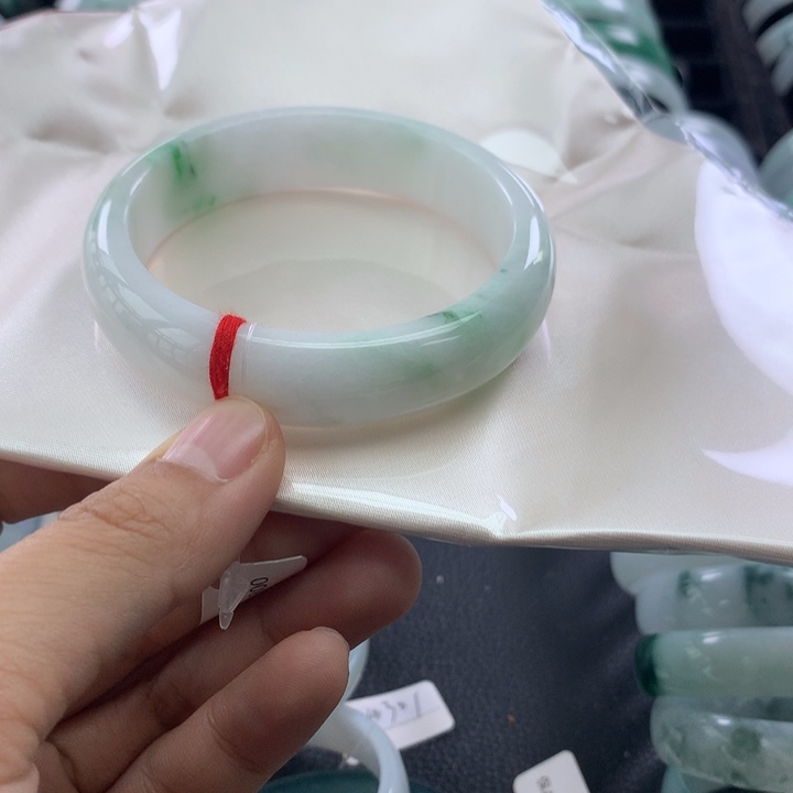 敏****翡翠未镶嵌手镯正圈