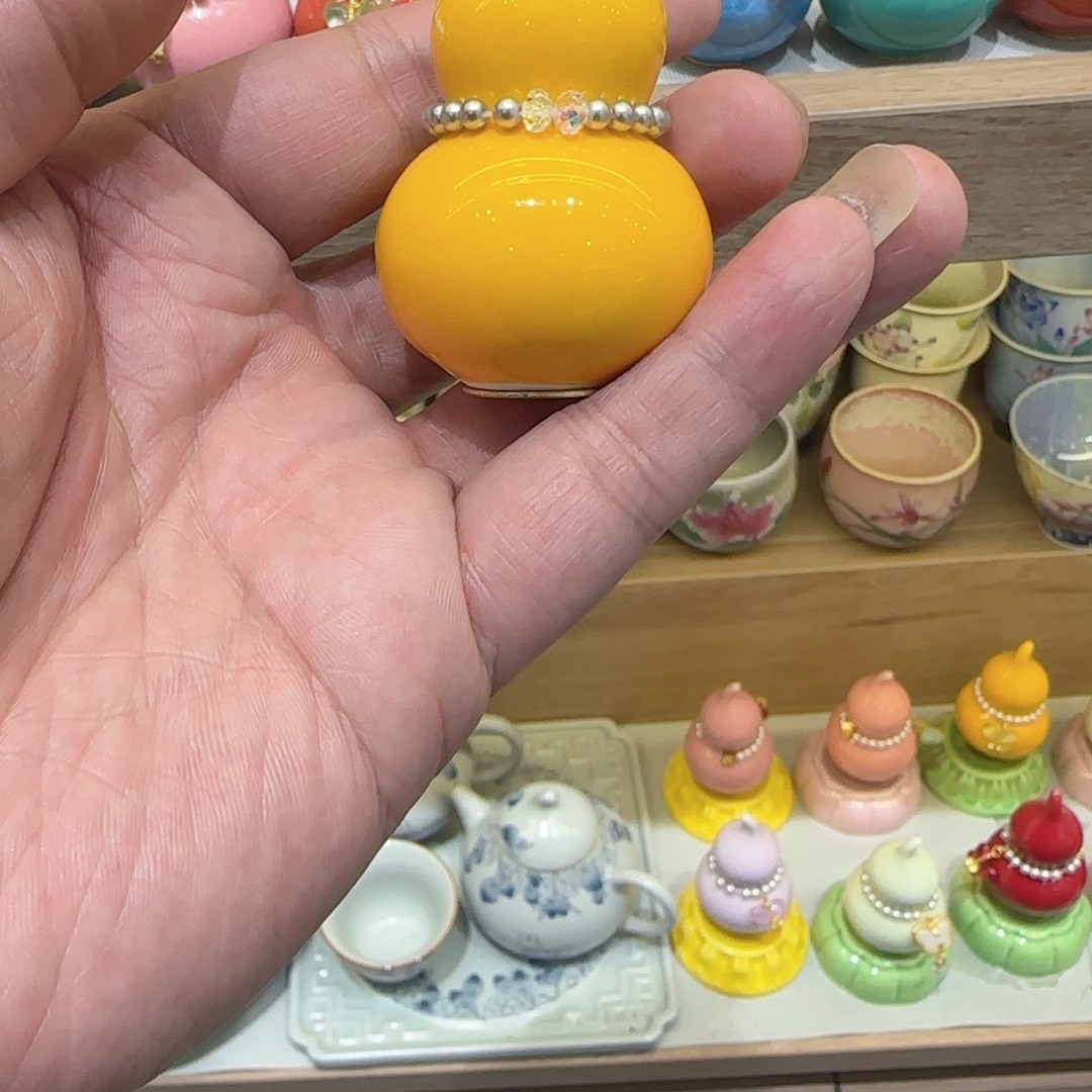 青花釉里透出浓的红润