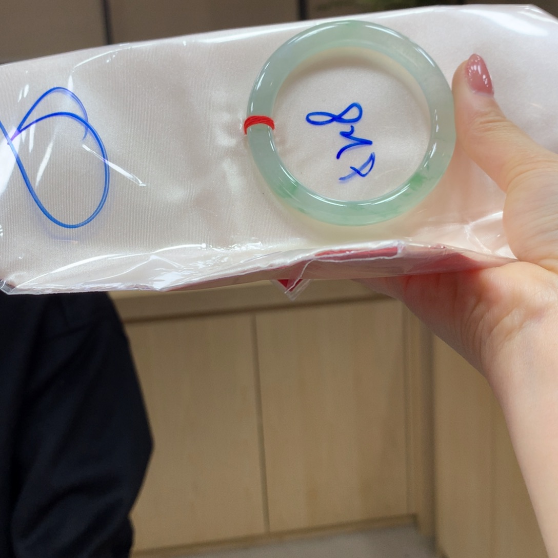 翡翠手镯未镶嵌不退不换