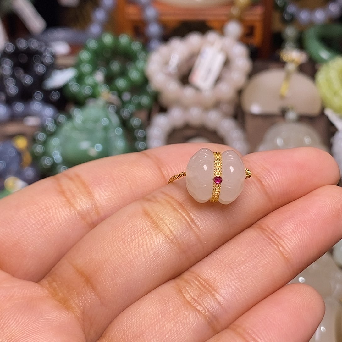 和田玉未镶嵌藕粉老矿料金镶并蒂莲