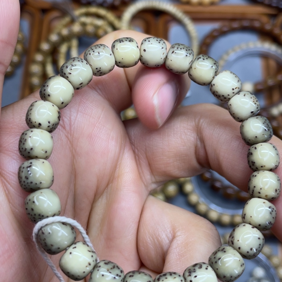 星月菩提手串9*8石玉料河豚绿包白