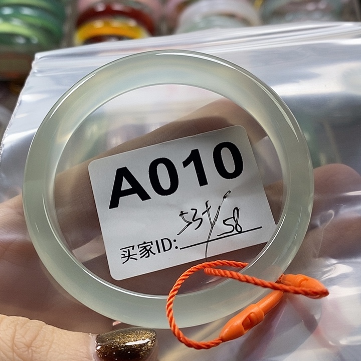 姚***奈玛瑙/玉髓未镶嵌手镯