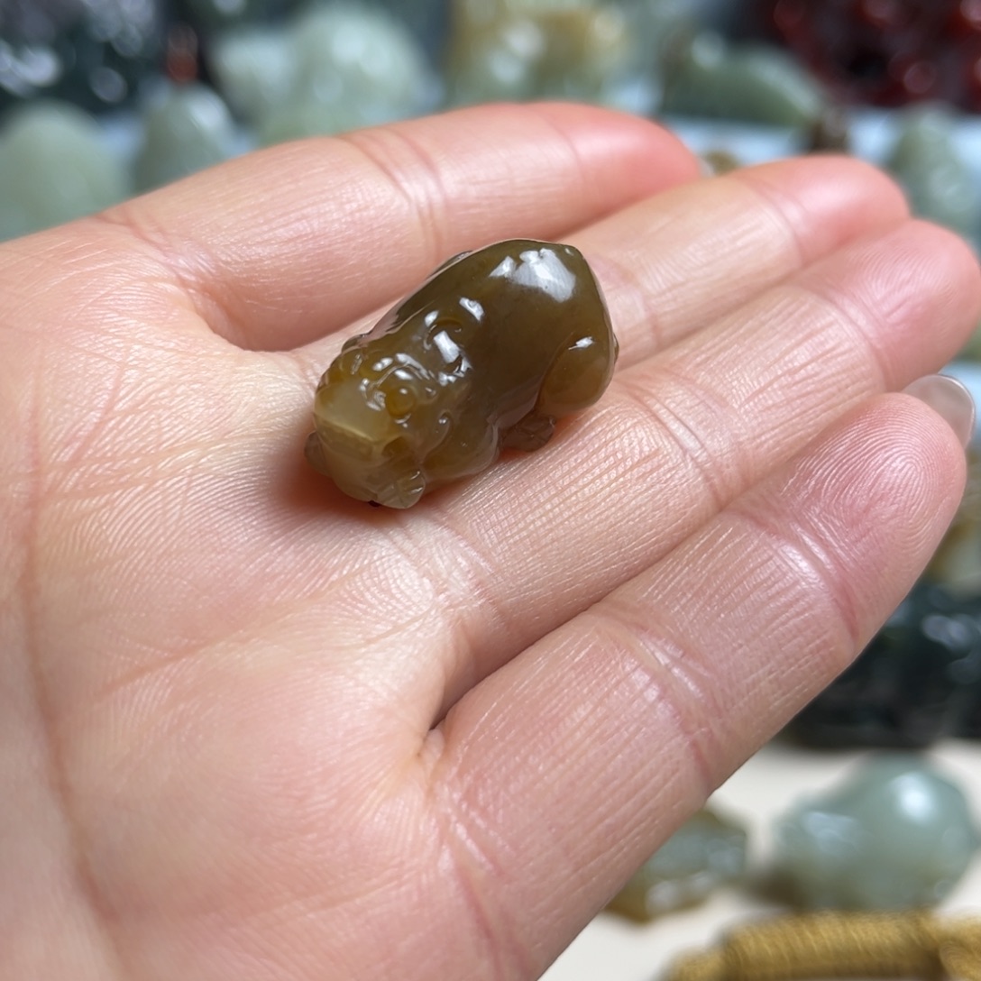 L***露和田玉未镶嵌挂件