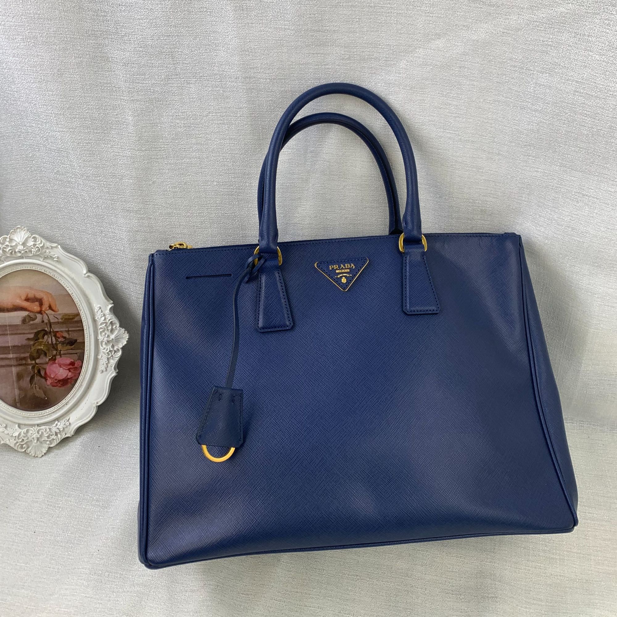95新 Prada/普拉达 蓝金杀手包35/EE12704011/4011