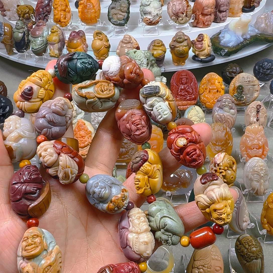 石英质玉长手持未镶嵌天然阿拉善彩玉纯手工雕刻十八罗汉