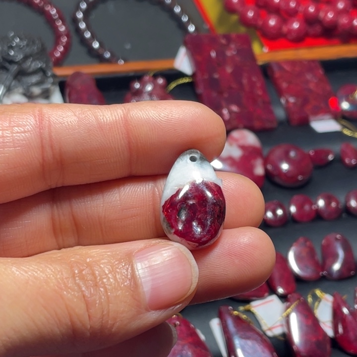 天然辰砂原石晶体吊坠