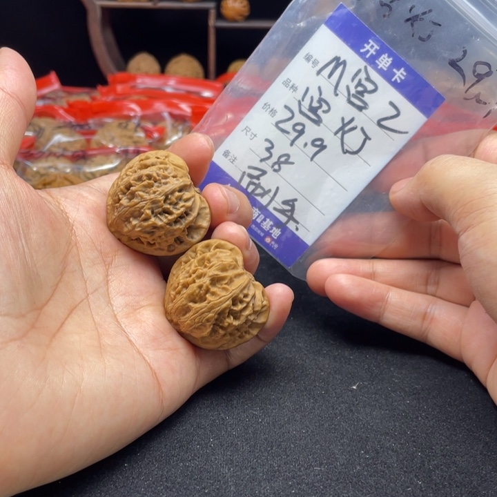 文玩核桃把件宫灯