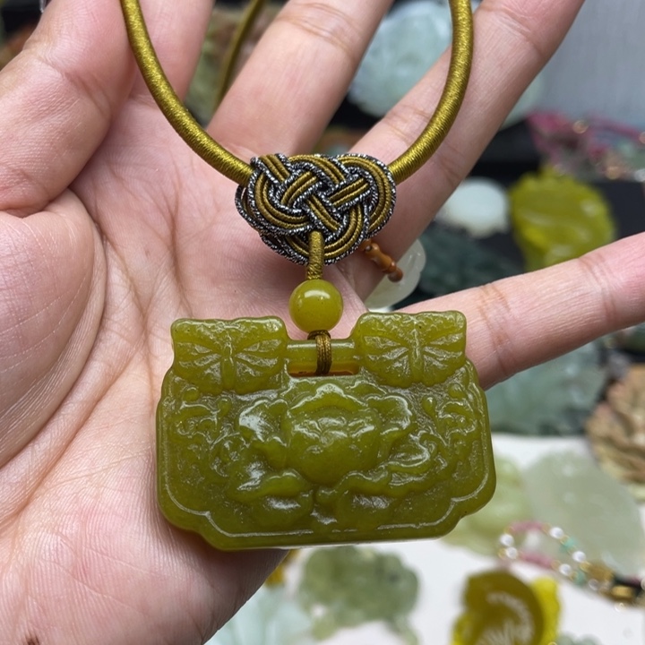 蛇纹石玉未镶嵌颈饰