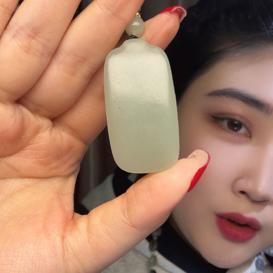 莱***莱和田玉（糖玉）未镶嵌颈饰
