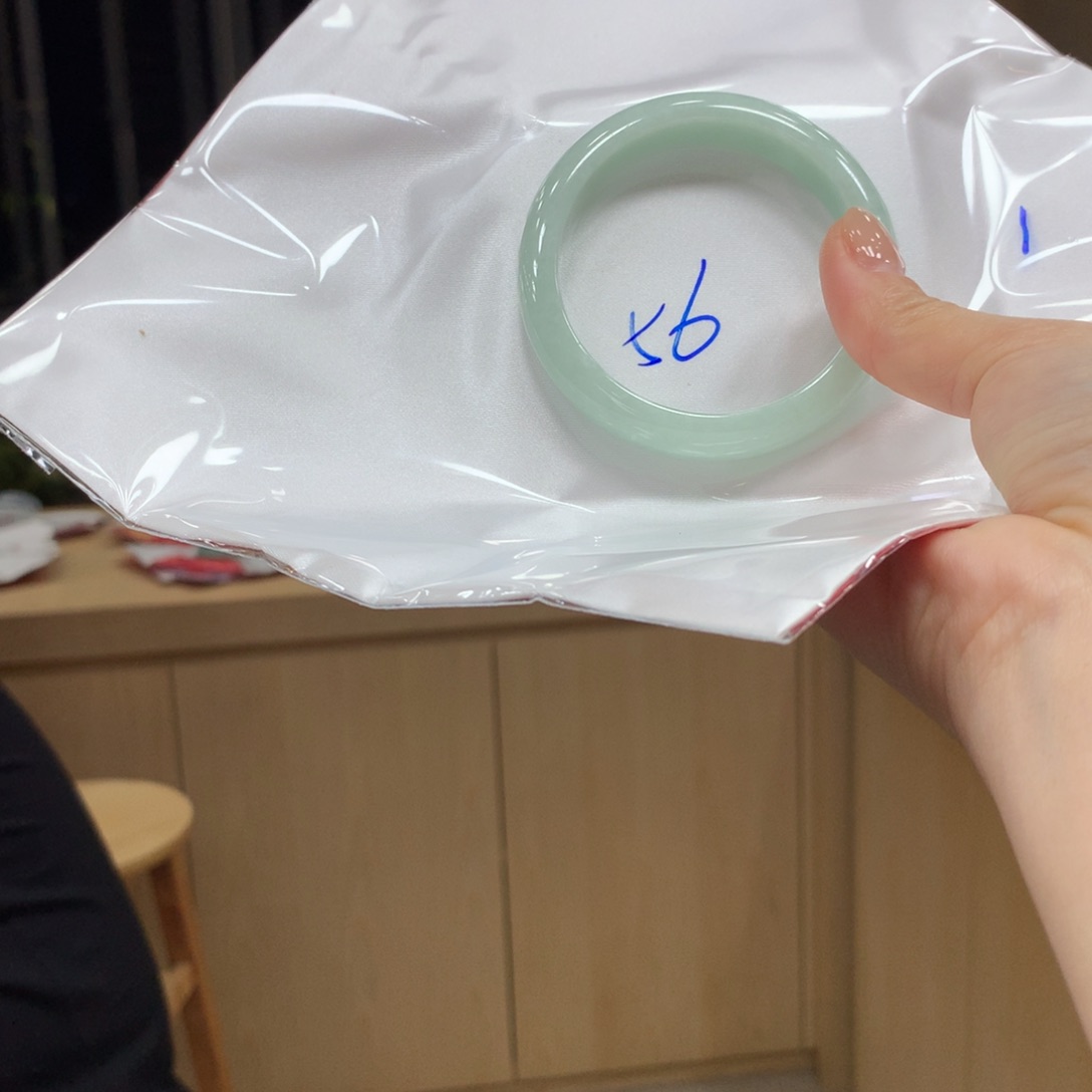 翡翠手镯未镶嵌不退不换
