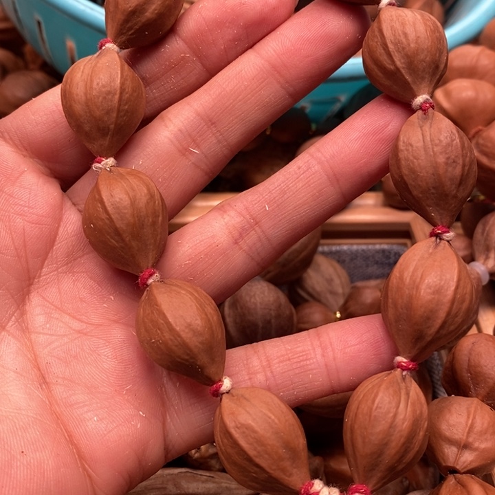 吊坠橄榄核中****起一条