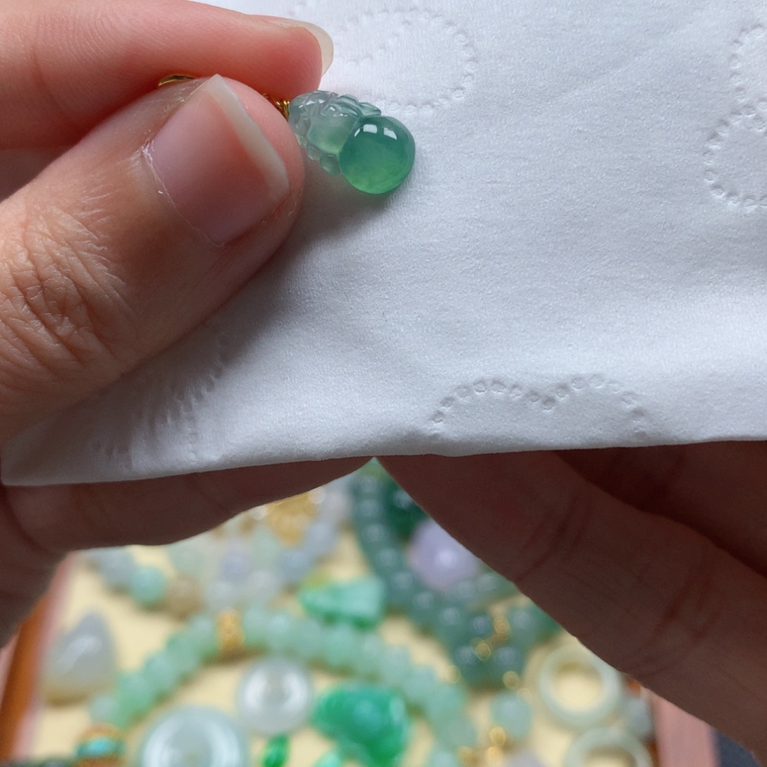 翡翠未镶嵌颈饰是