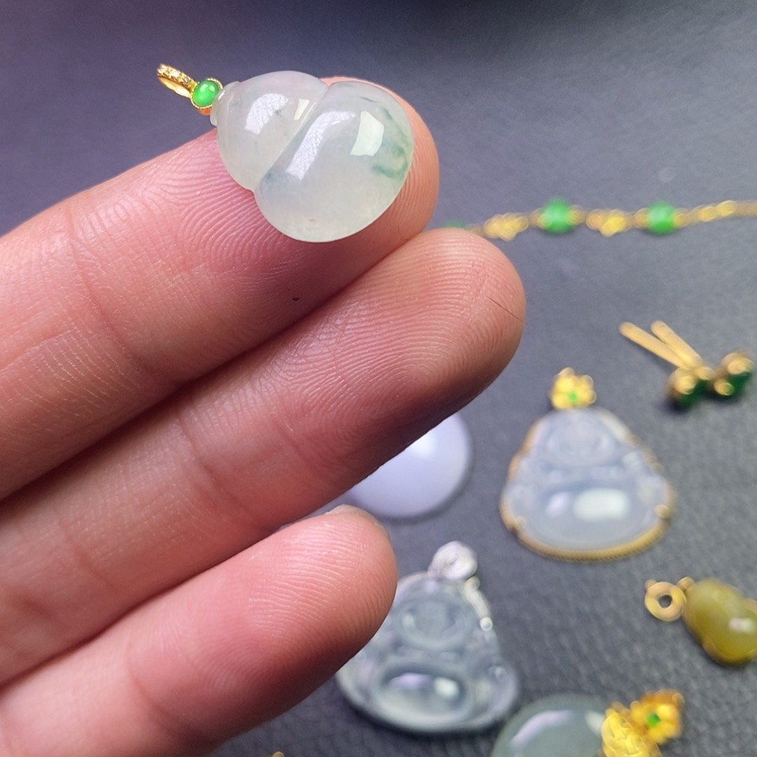 颈饰18K金镶嵌翡翠