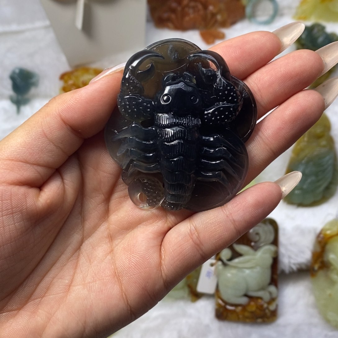 蛇纹石玉未镶嵌颈饰霸**人