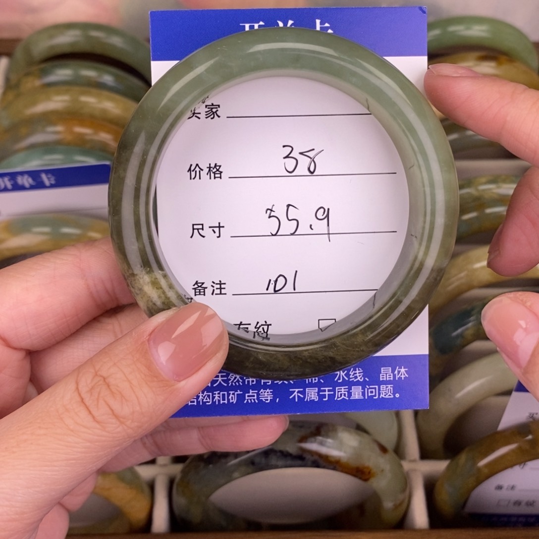 蛇纹石玉手镯未镶嵌