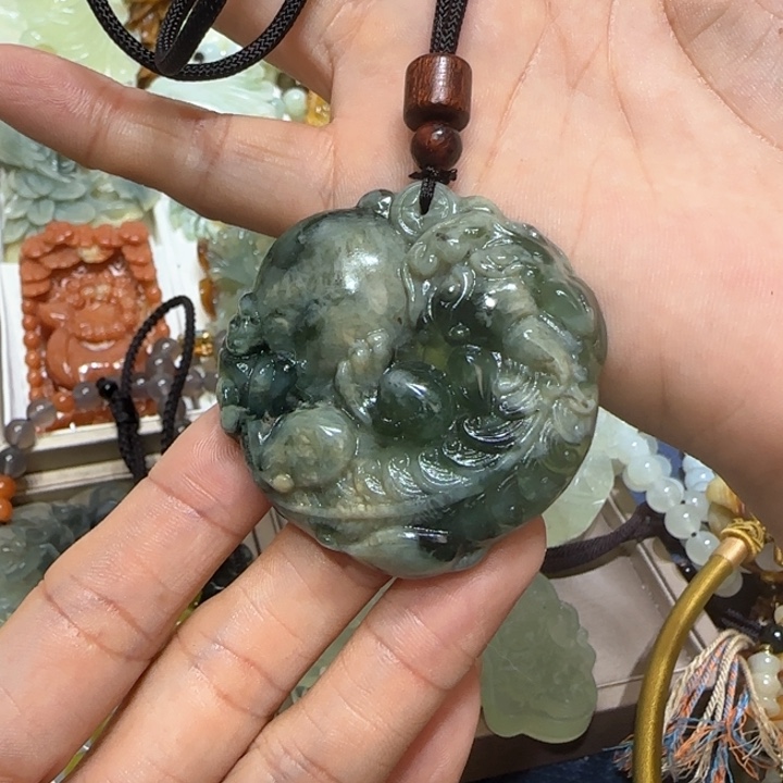 蛇纹石玉吊坠未镶嵌