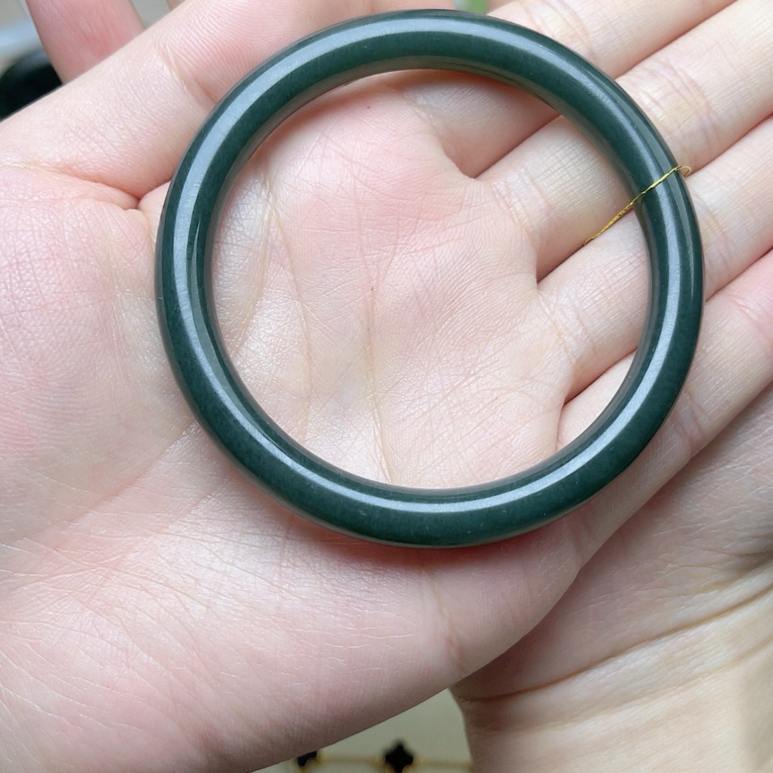 和田玉手镯56加圈口。k k未镶嵌