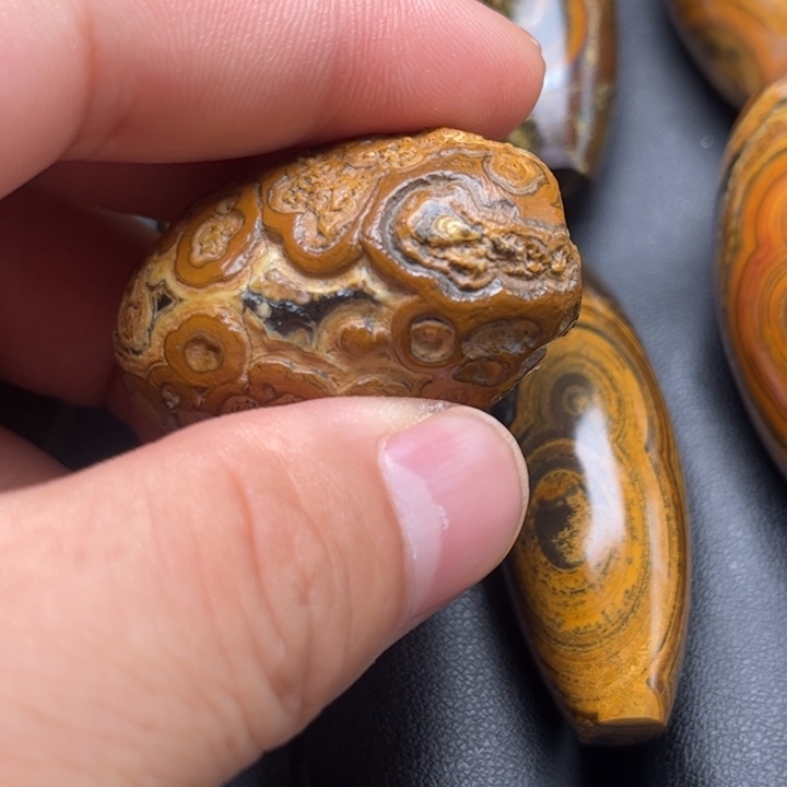 美***乡查罗石未镶嵌颈饰