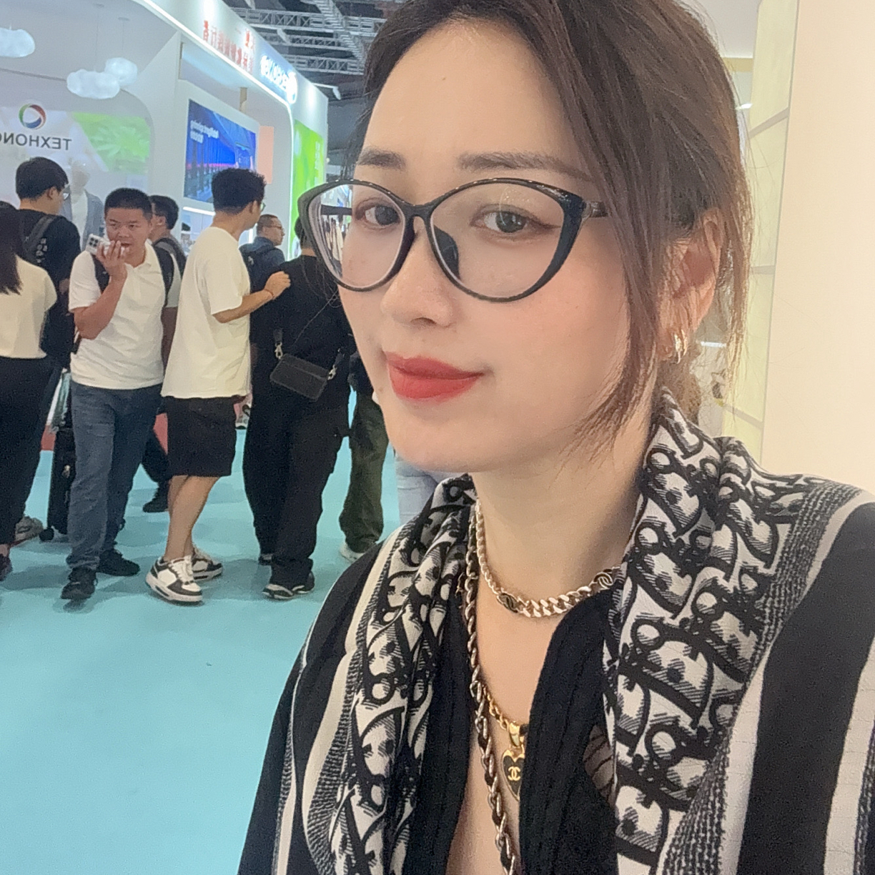 护肩字母女防风厚款极简风围巾高档女士黑色双面百搭