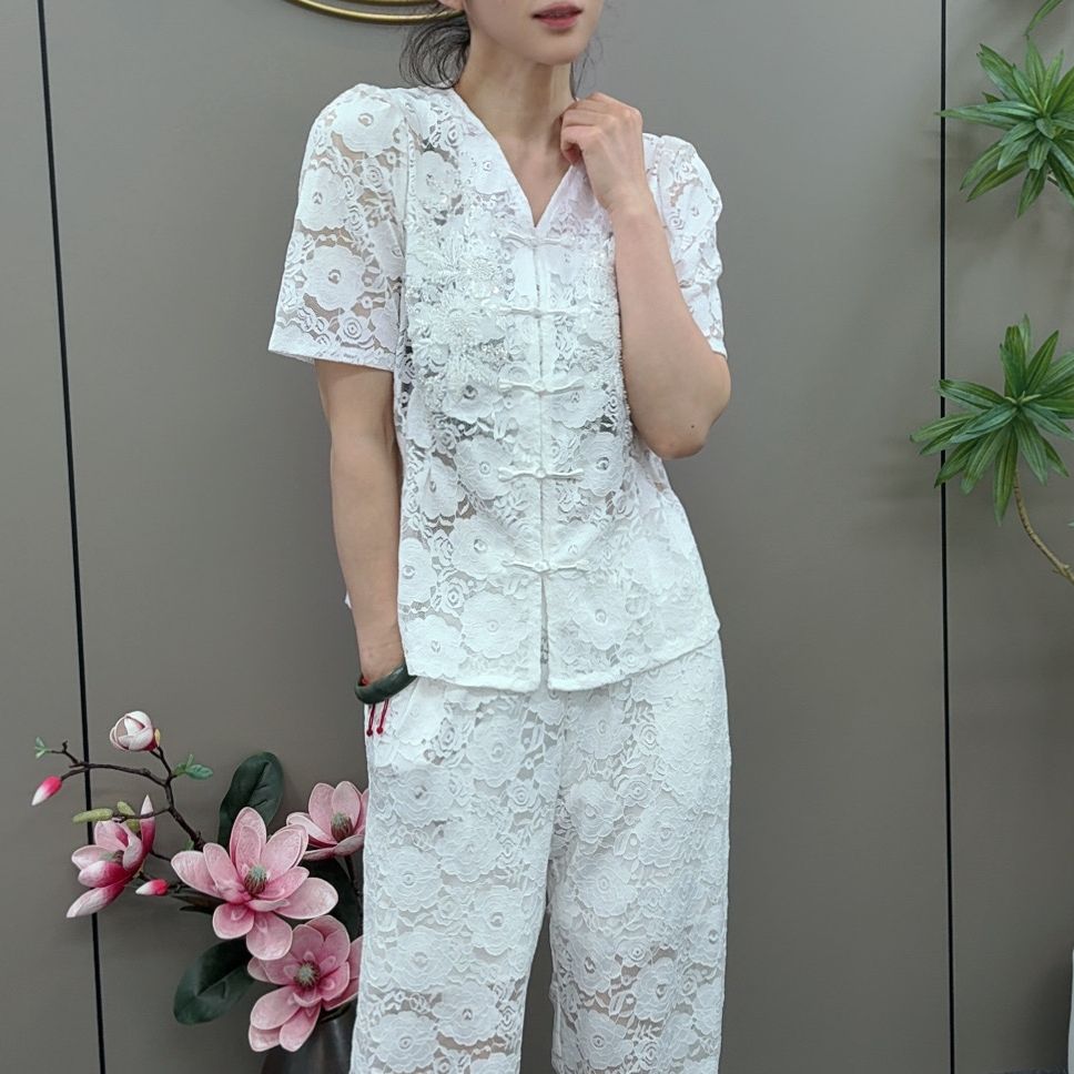 三姐家2025春款新中式盘扣蕾丝重工拼接短袖+长裤套装