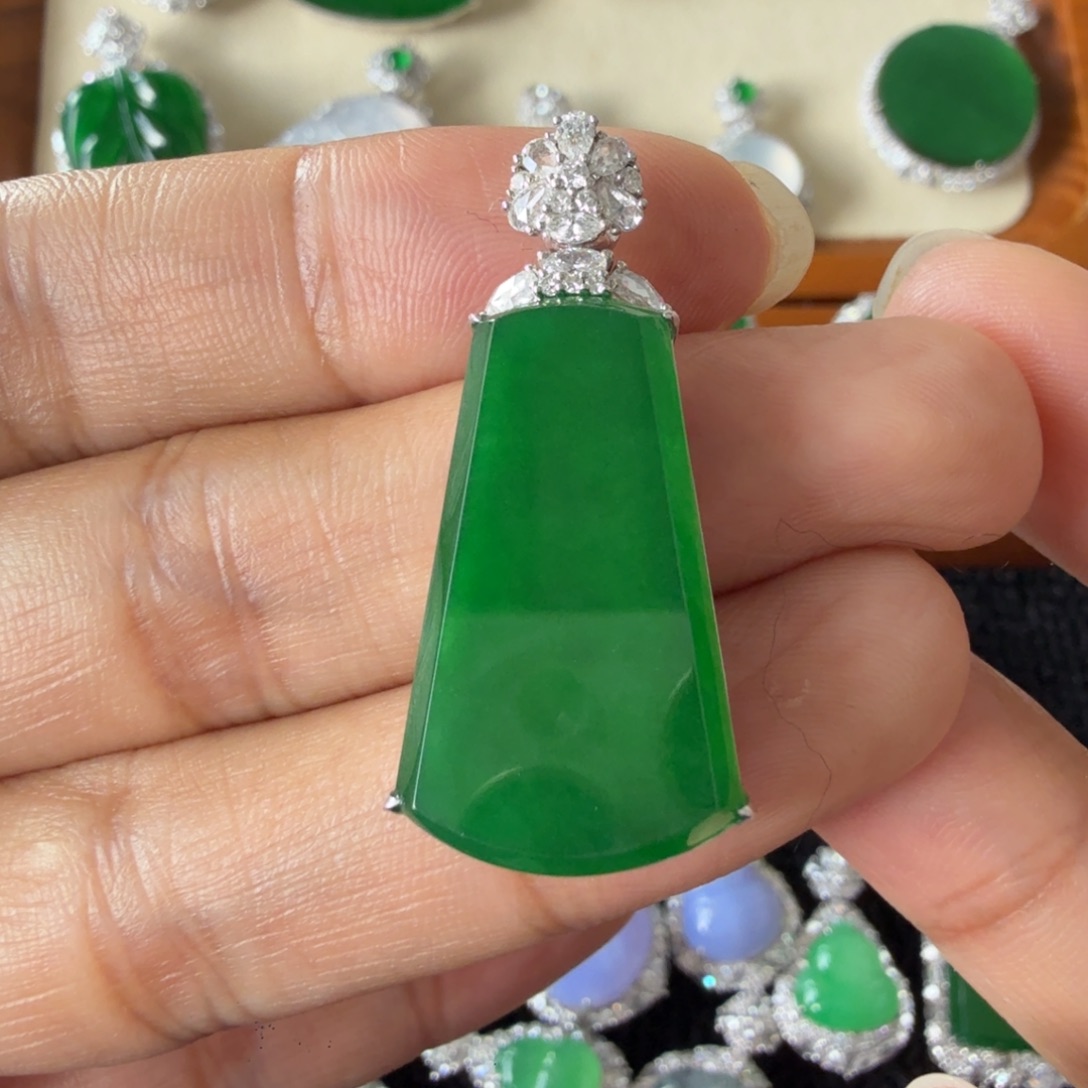 翡翠18K金镶嵌颈饰吊坠