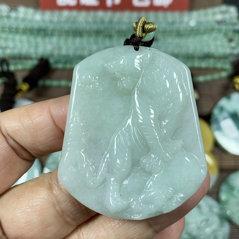 【闪购商品】翡翠颈饰未镶嵌玉吊坠翡翠玉上山虎牌