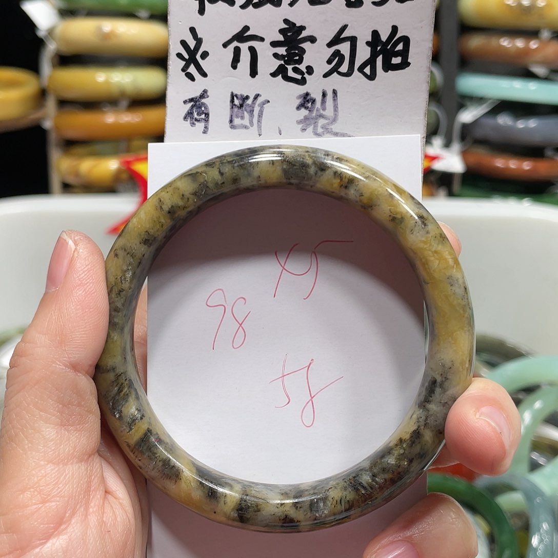 蛇纹石玉手镯未镶嵌