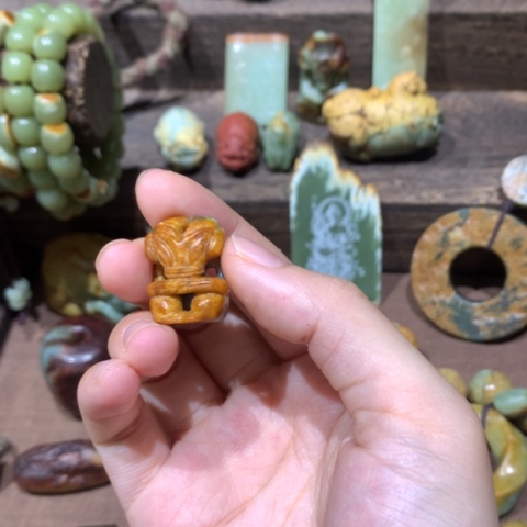 未镶嵌岫岩河磨玉（透闪石质玉）挂件