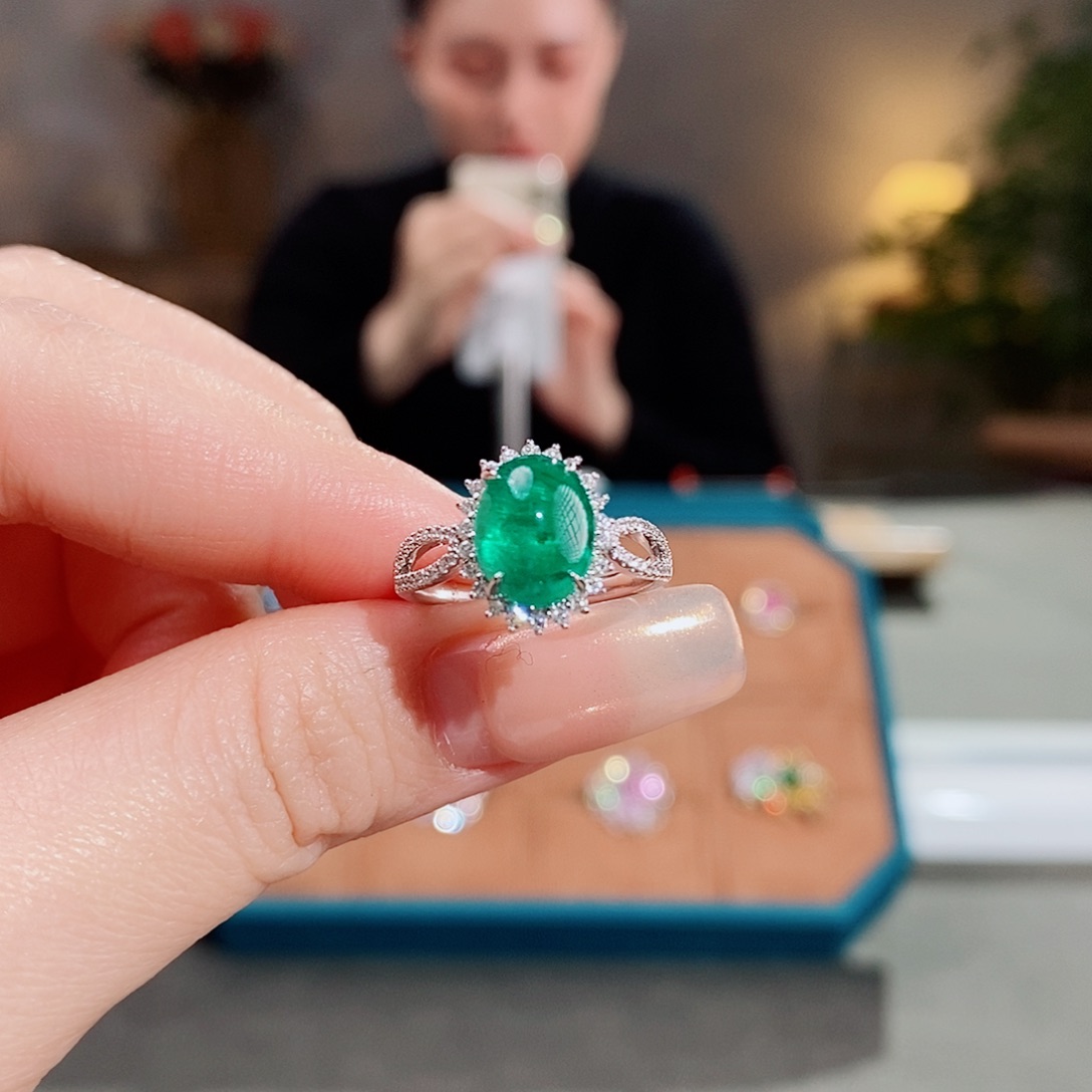 祖母绿戒指18K金镶嵌2.86ct