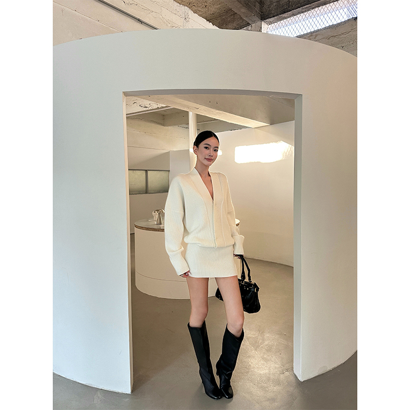 VENUIE【雪松列车】气质米白坑条显瘦毛衣包臀V领长袖连衣裙24757