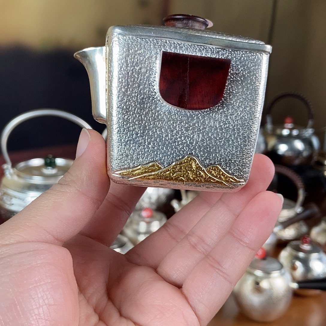 随***在纯手工制作一手抓壶