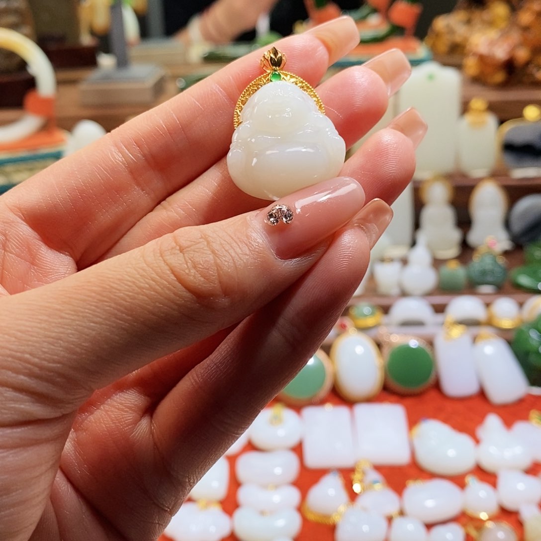 和田玉吊坠(不含链)18K金镶嵌崽**麻