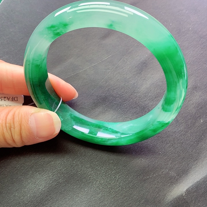 未镶嵌手镯石英质玉