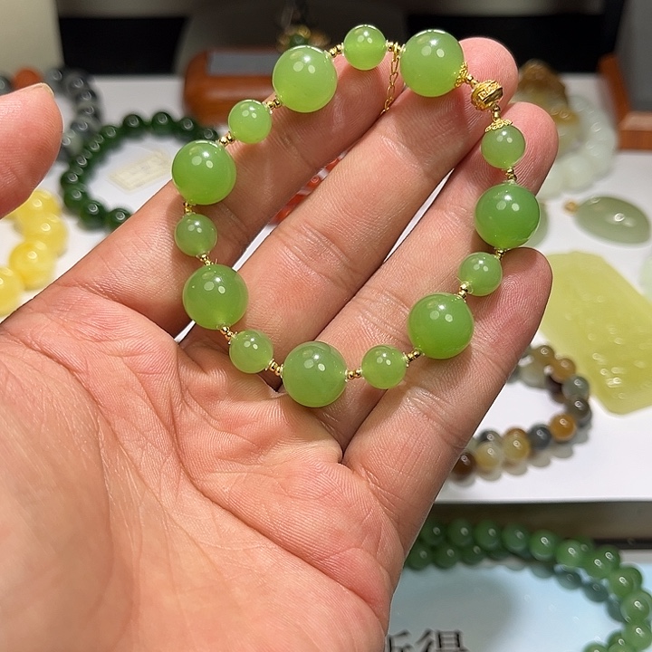 颈饰18K金镶嵌和田玉（糖玉）
