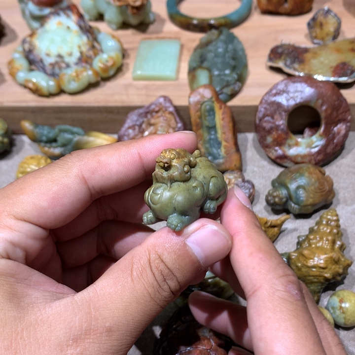 未镶嵌岫岩河磨玉（透闪石质玉）把件