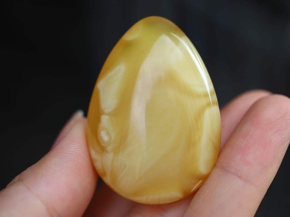 【俄料】精品妖花溶洞鸡油黄蜜蜡水滴吊坠 43.9*31.6*17.2 mm 13.48