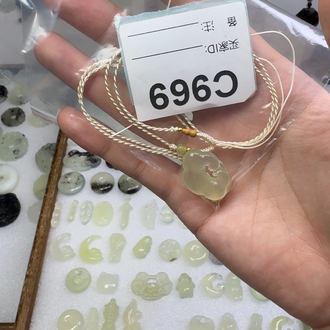 今***困蛇纹石玉未镶嵌吊坠